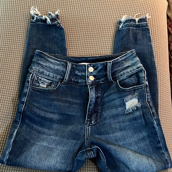 Ceros brand jagging. Medium wash. Fading, distressing, frayed hems. size 29 - Picture 5 of 8
